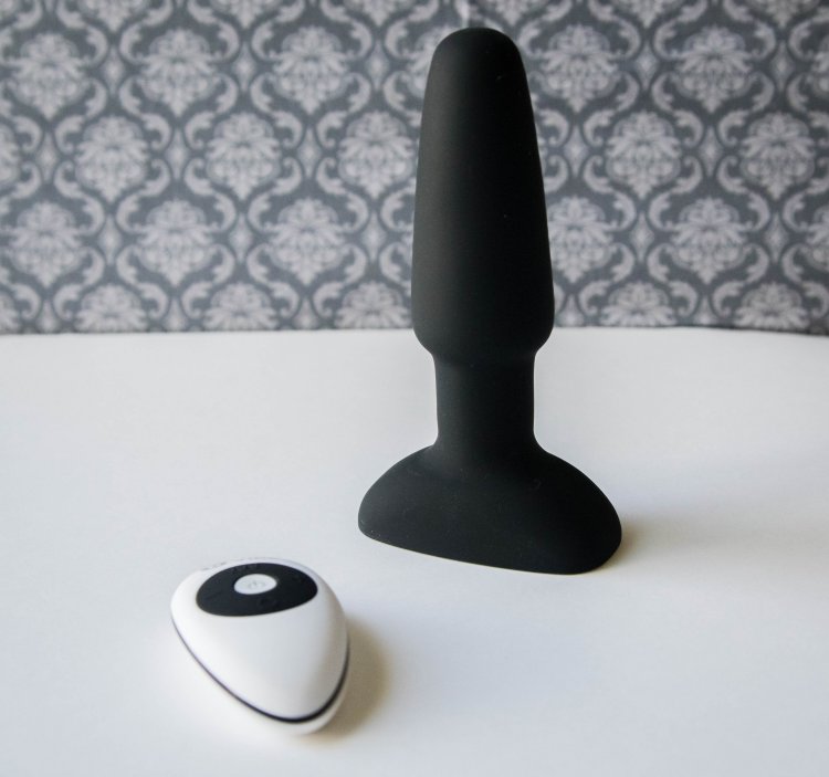 The Rimming Plug uses a one-touch, wireless remote control that works up to 30 feet away