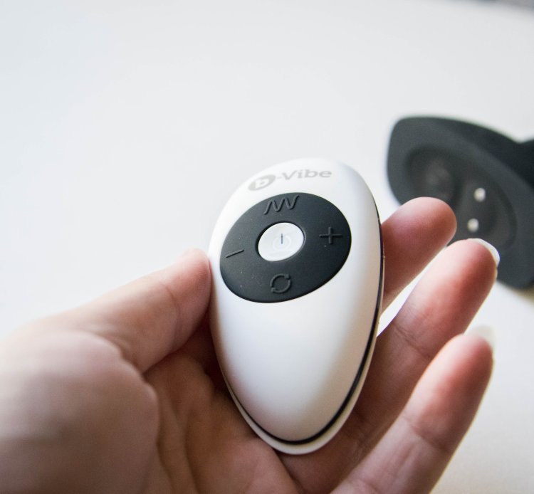 The b-Vibe Rimming Plug can be operated with or without the use of the wireless remote control