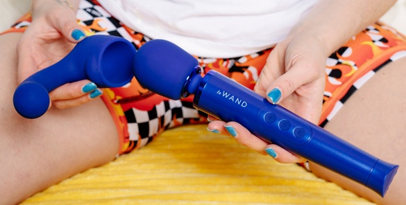 Use the Le Wand Petite and Curve silicone attachment to hit the G-spot or P-spot effortlessly