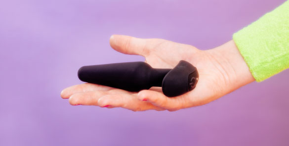 This b-Vibe Anal Training Kit includes a rechargeable vibrating butt plug